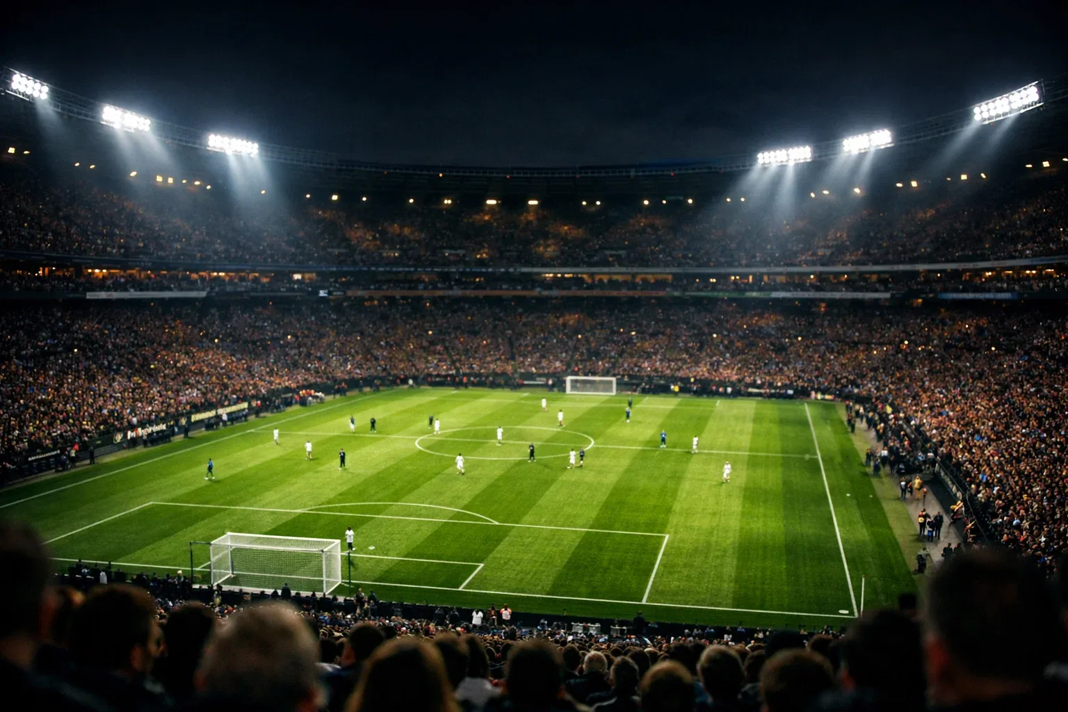 Blick auf ein Fußballstadion bei Flutlicht mit dramatischer Atmosphäre