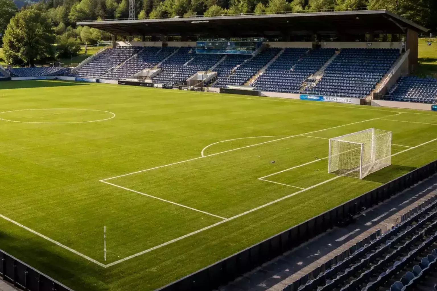 Kleines Fußballstadion in skandinavischer Landschaft bei Tageslicht